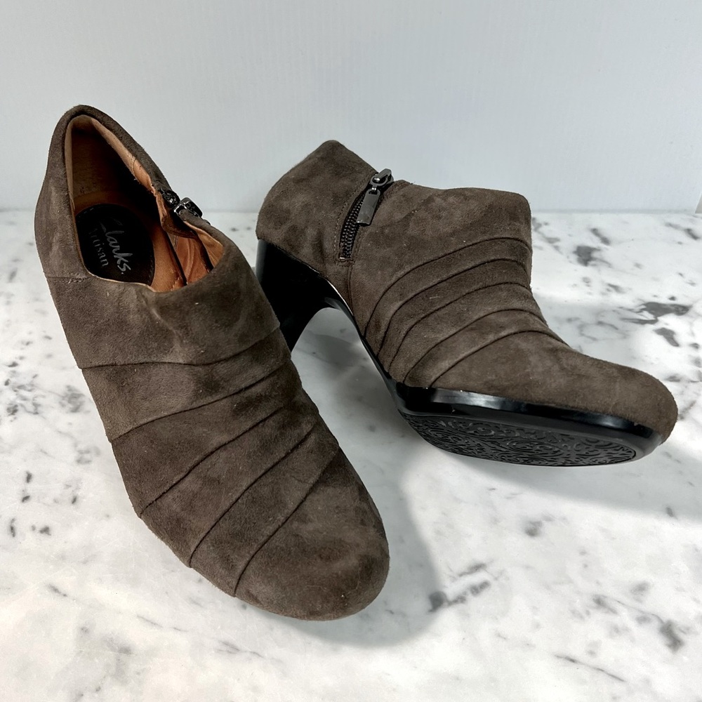 CLARKS Artisan Booties Heel Fawn Suede Side Zip Padded Insole Shoe 7M - Picture 4 of 11